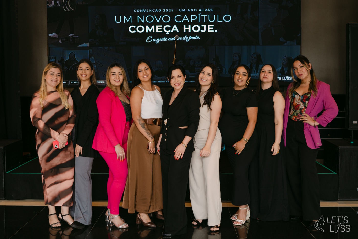 Equipe de São José dos Pinhais com a Diandra diante do telão