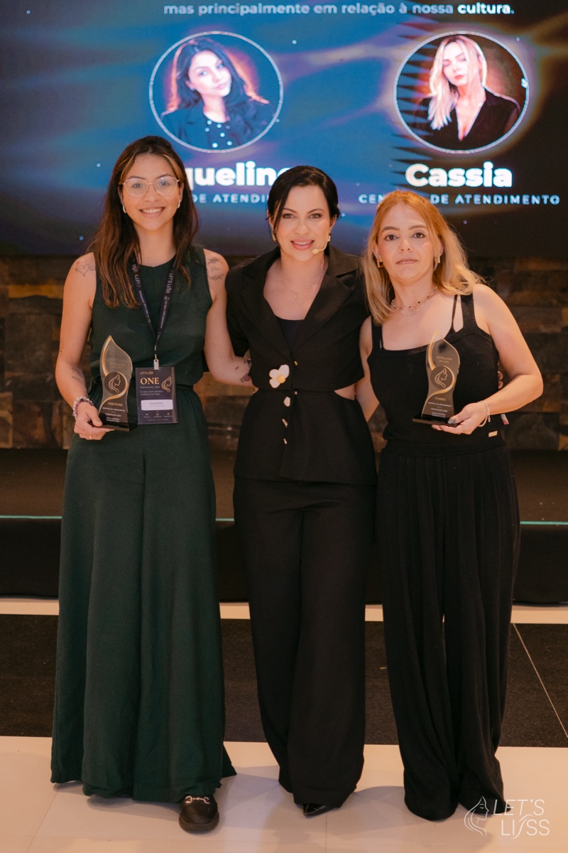 Revelação do Ano · Central de atendimento: Jaqueline e Cassia no palco
