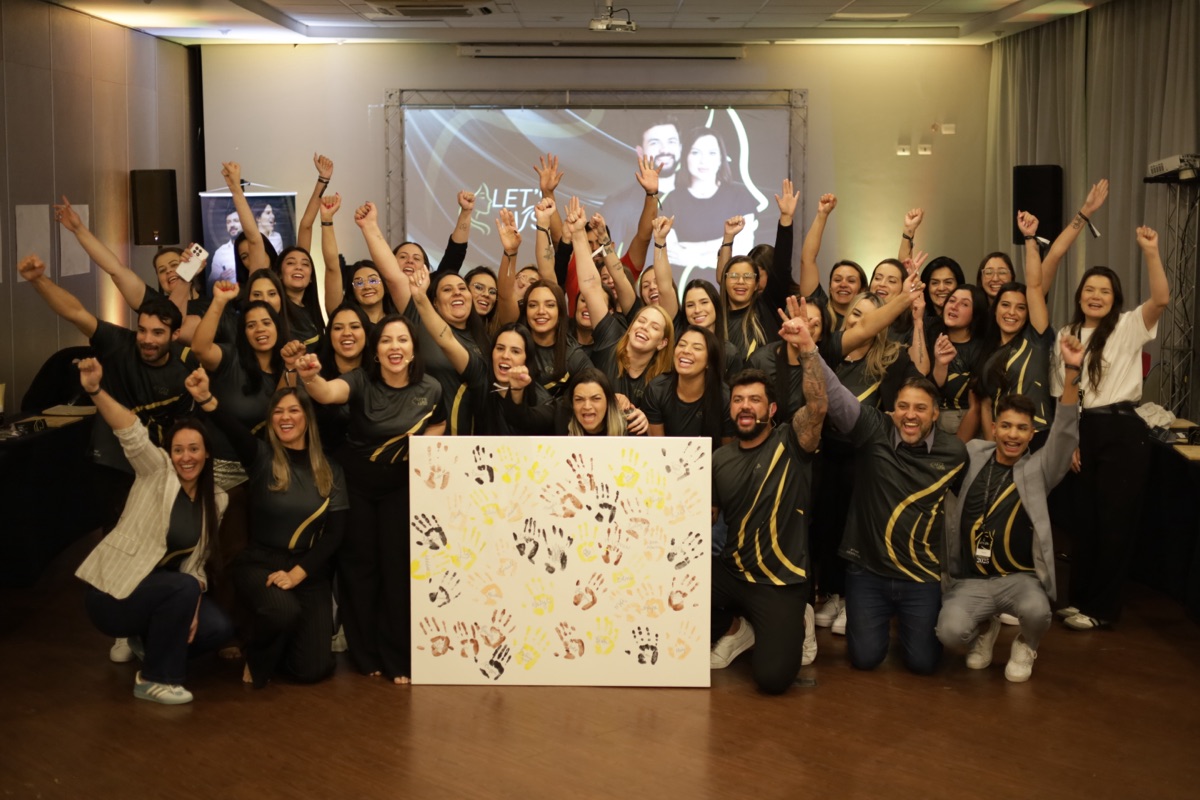 Time reunido com o quadro das mãos